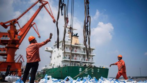 Short-term stabilisation on the financial markets This photo taken on August 7, 2018 shows workers unloading bags of chemicals at a port in Zhangjiagang in China's eastern Jiangsu province China's trade surplus with the United States eased in July, when President Donald Trump imposed stiff tariffs on billions of dollars worth of Chinese goods in a showdown between the world's two biggest economies. The figures on August 8 come as the two exchange threats of further measures, which have fuelled fears of a trade war many observers warn could hammer global business. / AFP PHOTO / Johannes EISELE