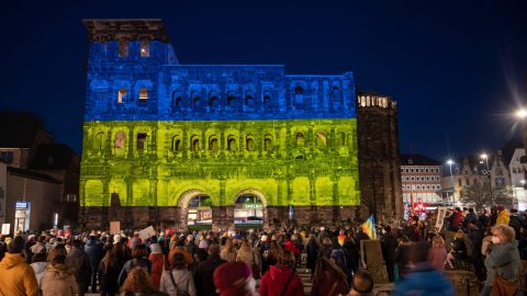 Interview: What do the sanctions imposed on Russia mean for our funds? Ukraine conflict - Porta Nigra glows blue-yellow