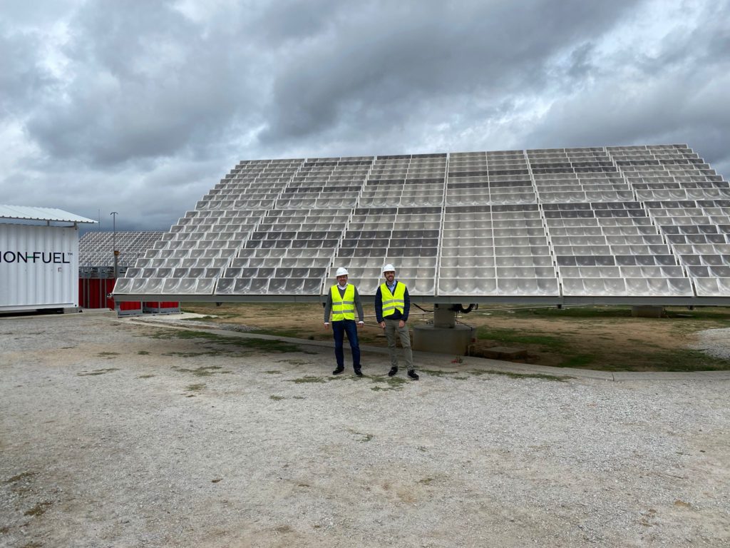 Green Hydrogen: Fund managers in front of a HEVO-Solar
