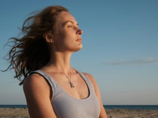 Frau blickt in Ferne