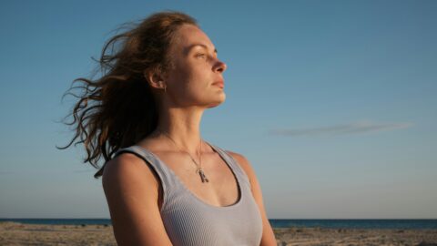 Frau blickt in Ferne